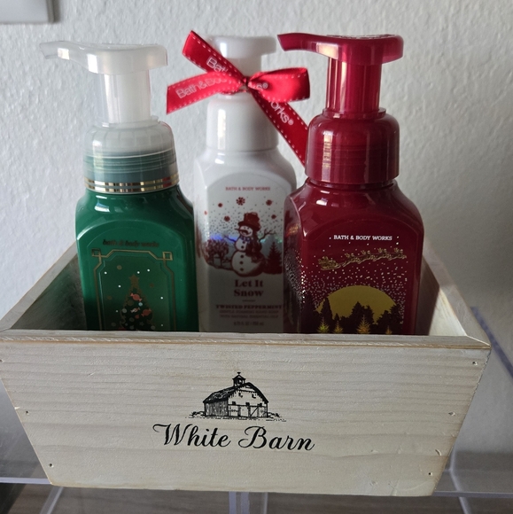 White Barn Basket Tray Tree Farm 🎄, Peppermint 🍬, Winter Apple 🍎 BBW handsoap - Picture 4 of 4